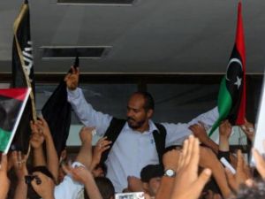 انصار الفيدرالية يتظاهرون امام مقر اللجنة النتخابية في بنغازي/أ.ف.ب