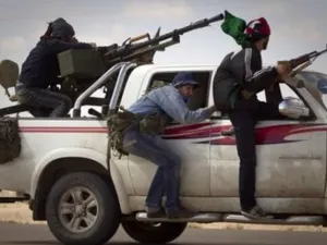 مقاتلون مسلحون من الثوار خلال اشتباكات مع قوات القذافي على مشارف بلدة اجدابيا