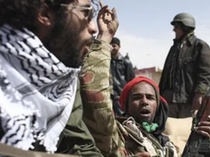 افراد مسلحون من المعارضة الليبية