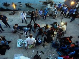 انقاذ 77 مهاجرا بينهم امرأة وطفل تشبثوا بقارب تعطل لمدة يومين قبالة ساحل مدينة الزاوية 