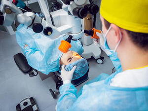 يقوم طبيب العيون بإجراء فحص عين شامل لضمان صحة العين