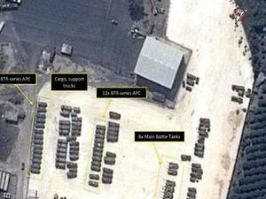 اليات روسية داخل قاعدة عسكرية في اللاذقية