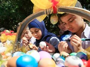 School children in Sidon painting eggs in 2015 at the annual event. (Photo courtesy of The Daily Star)