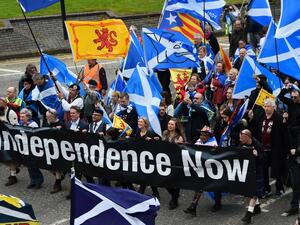 Thousands of demonstrators carry Saltire flags, the national flag of Scotland, as they march in support of Scottish independence through the streets of Glasgow, on May 5, 2018/ AFP