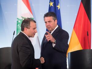 German Vice Chancellor and Foreign Minister Sigmar Gabriel (R) and Lebanese Foreign Minister Gebran Bassil talk after giving a joint press conference on November 16, 2017 in Berlin (Soeren Stache/dpa/AFP)