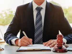 4% من النساء اللائي خن أزواجهن عملن بالمحاماة