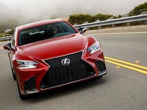 تعتبر «LS500h» الجديدة المعاد تصميمها جذرياً من السيارات الصديقة للبيئة، والتي حققت طلباً جيداً، بفضل السلاسة الرائعة لنظام الدفع فيها، وهدوء قيادتها، وإتقان صناعتها وجودتها، فضلاً عن تصميمها الرائع.