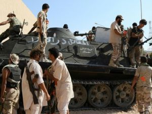 Forces loyal to Libya's Government of National Accord (GNA) gather around a tank, as they attack the last positions of Daesh on September 3, 2016.  (AFP/Mahmud Turkia)