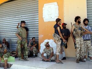 Forces loyal to Libya's UN-backed unity government gather in Sirte's centre as they advance to recapture the city from Daesh on June 10, 2016. (AFP/Mahmud Turkia)