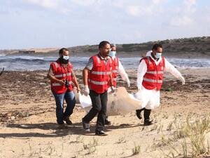 Libyan Red Crescent personnel work on recovering the bodies of 14 people thought to be migrants that were discovered in Khoms, some 120 kms east of Tripoli, on October 25, 2015. (AFP/Mahmud Turkia)