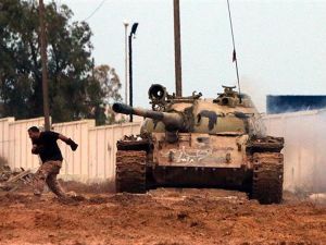 Forces loyal to the Libyan National Army (GNA) advance toward the area of Qanfudah, south of Benghazi, in Libya, November 30, 2016. (AFP/File) 