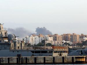 Smoke rises in the center of the Libyan capital of Tripoli after the clashes on May 26, 2017. (Mahmud Turkia/AFP)