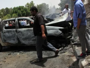 مقتل 4 مدنيين بانفجار عبوة ناسفة امام مستشفى في بنغازي
