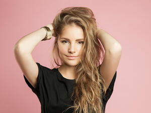 يعاني الكثير من الرّجال والنساء من مشكلة الشعر الخفيف