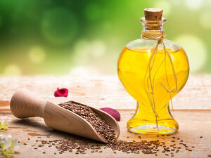 بذور الكتان هو زيت شفاف مائل للإصفرار، يستخلص من البذور المجففة لنبات الكتان