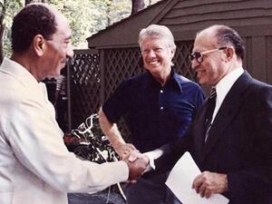 كامب ديفي والمصافحة الشهيرة بين السادات ومناحيم بيغن