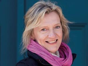 الكاتبة اليزابيث ستراوت