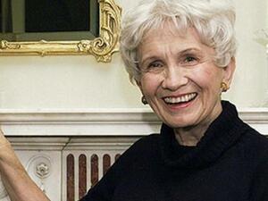 أليس مونرو أول كندية تفوز بجائزة نوبل للأدب لعام 2013