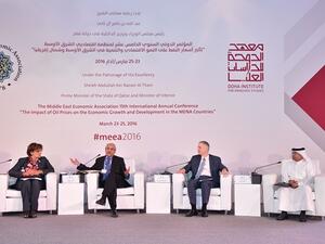 نخبة من الاقتصاديين وقضايا متنوعة