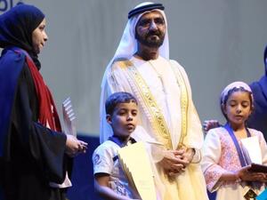 الفائزان في صورة تذكارية مع الشيخ محمد بن راشد آل مكتوم