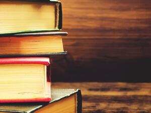 مؤلِّف هذا الكتاب هو الناقد العراقي ياسين النصيِّر