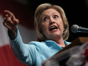 هيلاري تستاء من حقيقة أن بيل كان يتم معاملته مثل نجوم موسيقى الروك