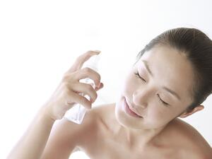 الاستخدام المنتظم لرذاذ الشاي الأخضر يضيف توهجا صحيا للوجه