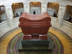 “يا من مررت على قبري انظر أمامك، هنا ترقد عظامي ليتها كانت عظامك”