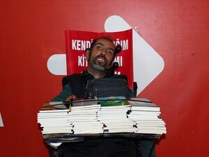 شاب تركي مقعد يؤلف 15 كتابا باستخدام اصبع وحيد