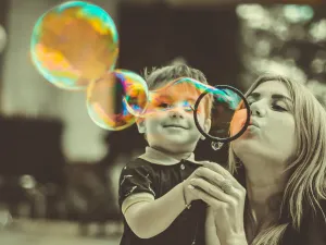 الأم الحمل عصبية ومتسامحة