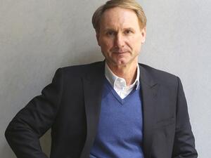 الكاتب دان براون 