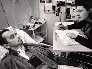 المؤلف مع مساعدته في المستشفى