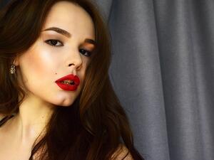 الظلال الترابية للشعر البني الفاتح أو الشعر الملون