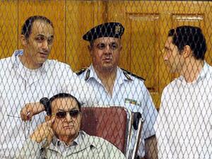 President Hosni Mubarak and his two sons (Twitter)