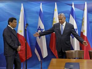 Israeli Prime Minister Benjamin Netanyahu (R) gestures to the president of the Philippines Rodrigo Duterte (L) during their meeting in Jerusalem September 3, 2018. 
RONEN ZVULUN / POOL / AFP