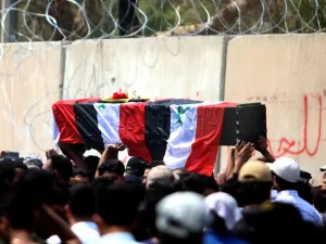 Iraqi protestors carry the coffin of a man, that family and Human rights activists claim was killed by bullet shots during the previous day Haidar MOHAMMED ALI / AFP