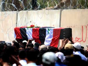 Iraqi protestors carry the coffin of a man, that family and Human rights activists claim was killed by bullet shots during the previous day Haidar MOHAMMED ALI / AFP