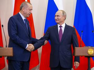 Russian President Vladimir Putin (R) shakes hands with Turkish President Recep Tayyip Erdogan after their joint press conference following the talks, in the Bocharov Ruchei residence in the Black Sea resort of Sochi in Sochi on September 17, 2018/AFP