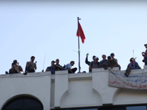 Group of blind Moroccan men protesting on the rooftop of the Ministry of Family and Solidarity demanding better living conditions and justice. (Socialmedia)