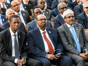 Sudan's President Omar Hassan Ahmad al-Bashir(C) (Twitter)