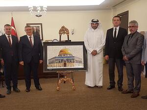 Qatari artist (2nd R) posing with his crystal painting he presented to Erdogan. (Socialmedia)