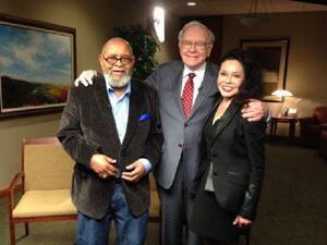Warren Buffett (C) appears with the bidder who pledged $2.68 million in exchange for a lunch date with the billionaire investor. (UPI) Warren Buffett (C) appears with the bidder who pledged $2.68 million in exchange for a lunch date with the billionaire investor. (UPI)