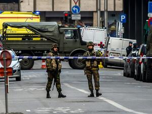 Soliders block the entrance to the Maelbeek metro station. (AFP/Philippe Huguen)