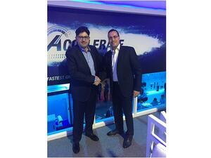 Mahmoud Nimer, General Manager at StarLink, shaking hands with Kamel Heus, Regional Manager MEA at Centrify.