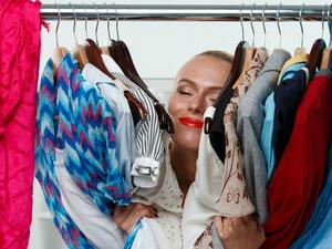 أثناء عملية الشحن، يتم رش الملابس الجديدة بمواد حافظة