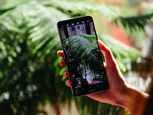 Huawei was the first to embed AI into all parts of its HUAWEI Mate10 Series: the camera, the battery and the performance. 