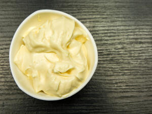 المايونيز يمنح الشّعر العديد من الفوائد بسب احتواءه على البيض