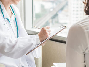 يتم استخدام هرموني الاستروجين والبروجسترون لتخفيف أعراض سن اليأس