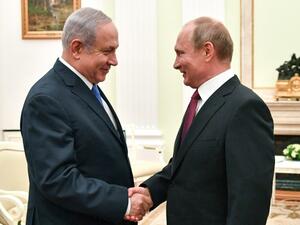 Russian President Vladimir Putin (R) shakes hands with Israeli Prime Minister Benjamin Netanyahu during their meeting at the Kremlin in Moscow. (AFP/File)