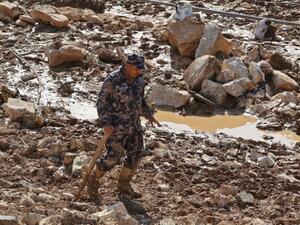 A member of a Jordanian rescue team searches for missing persons following flash floods in the city of Madaba near the capital Amman on November 10, 2018. (KHALIL MAZRAAWI / AFP)